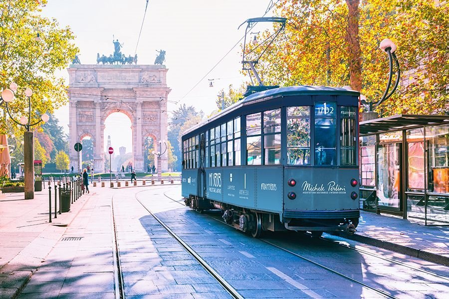 Il tram ridisegna la città - Latte Creative